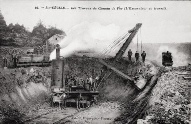 Ste-Cécile- excavateur au travail pour ch de fer.jpg